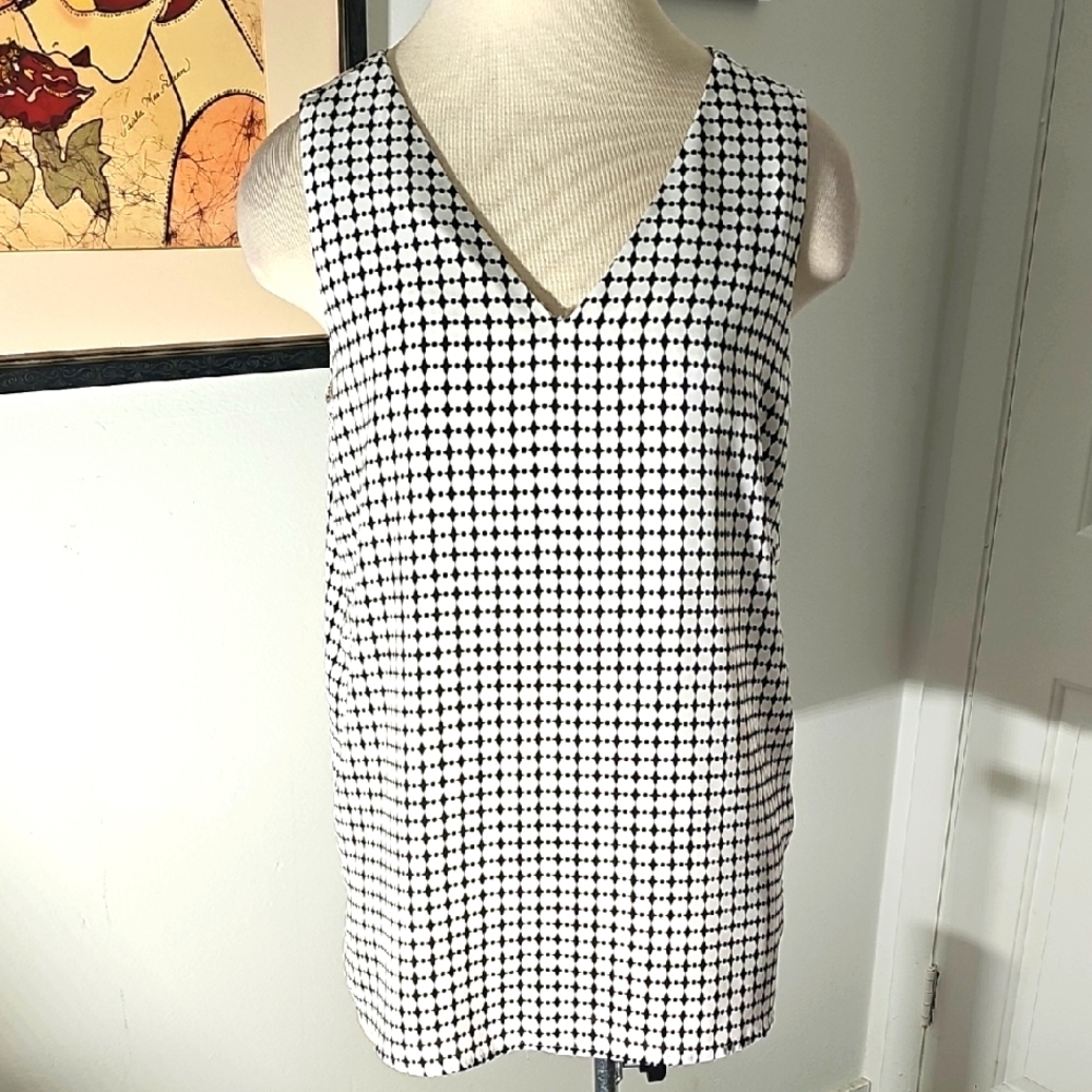 Pleione Black and White Geometric Sleevless Tank Top. OVERSIZED SMALL